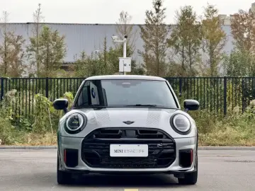 2025 Mini Electric MINI JCW с пробегом 5 500 км