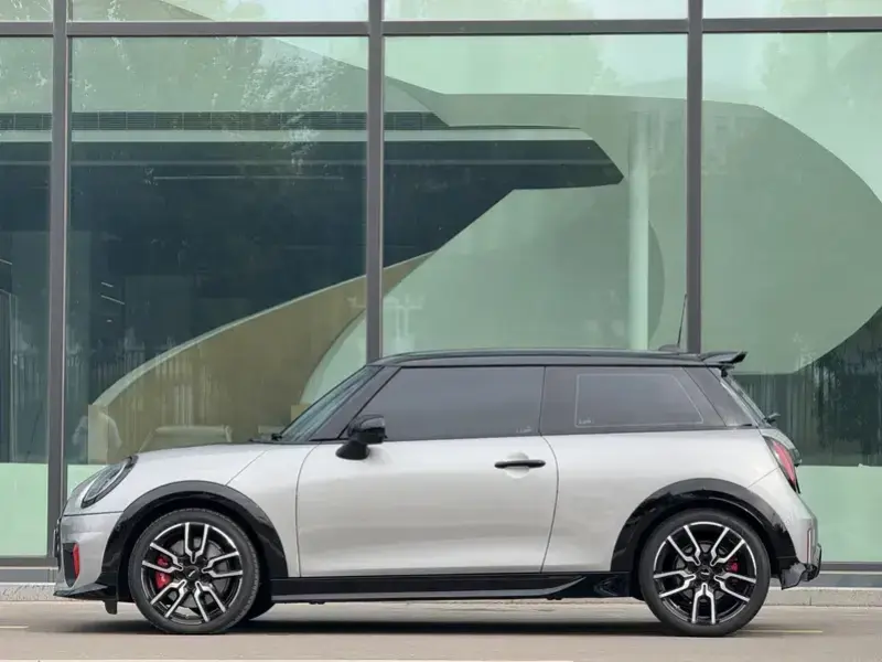 2025 Mini Electric MINI JCW с пробегом 5 500 км