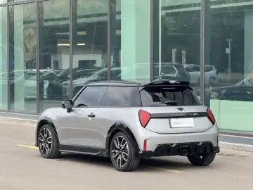 2025 Mini Electric MINI JCW с пробегом 5 500 км