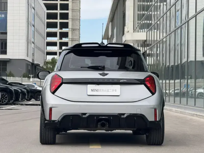 2025 Mini Electric MINI JCW с пробегом 5 500 км