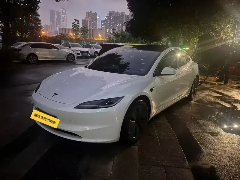 2025 Tesla Model 3 с пробегом 9 000 км