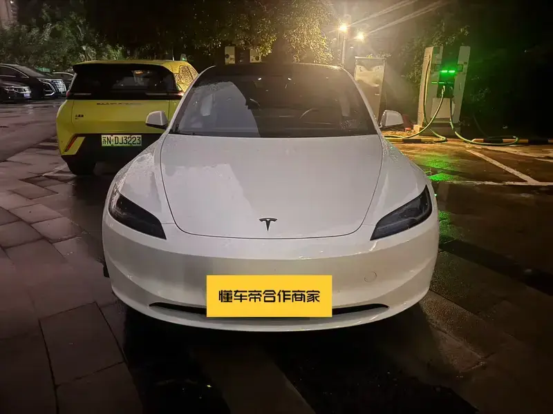 2025 Tesla Model 3 с пробегом 9 000 км