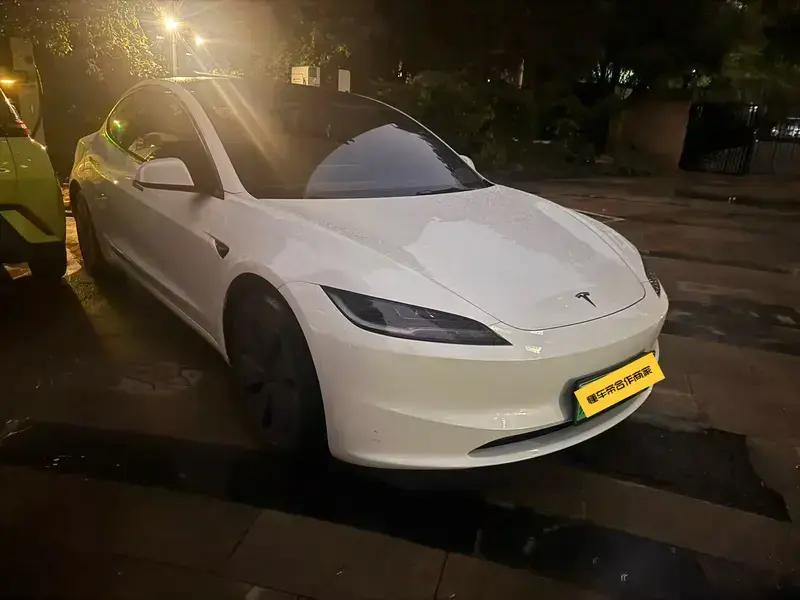 2025 Tesla Model 3 с пробегом 9 000 км