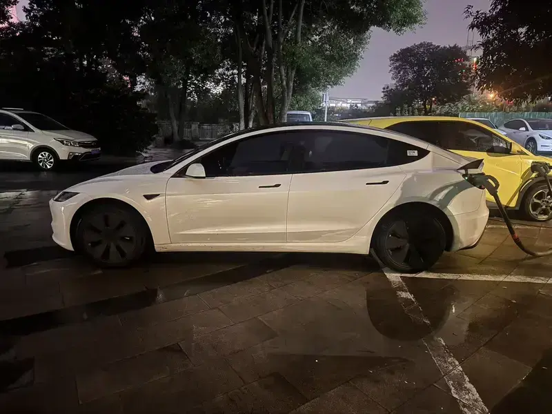 2025 Tesla Model 3 с пробегом 9 000 км