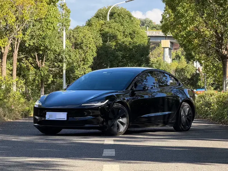 2023 Tesla Model 3 с пробегом 32 000 км