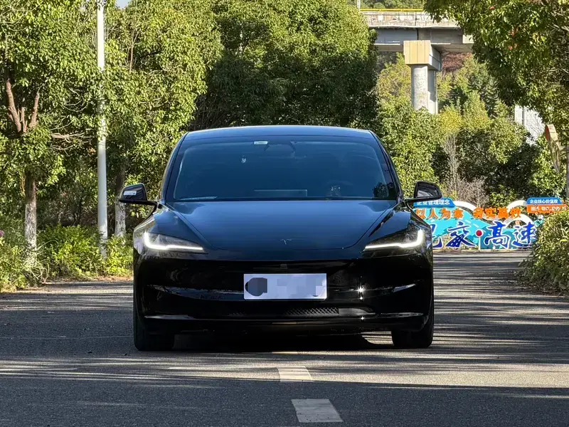 2023 Tesla Model 3 с пробегом 32 000 км