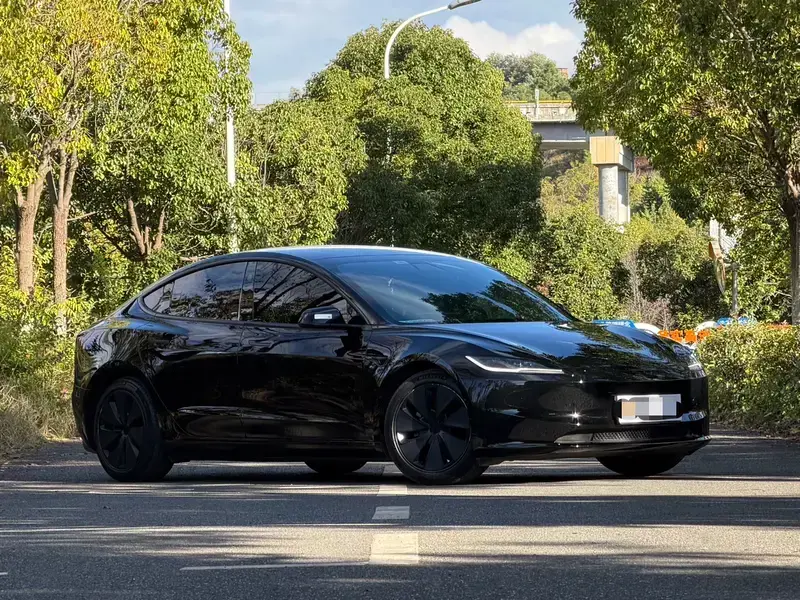 2023 Tesla Model 3 с пробегом 32 000 км