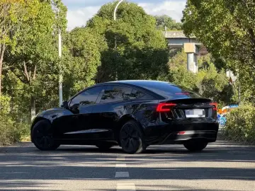 2023 Tesla Model 3 с пробегом 32 000 км