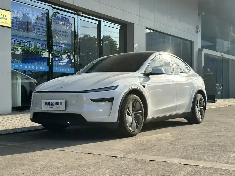 2025 Tesla Model Y с пробегом 7 000 км