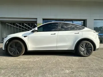 2025 Tesla Model Y с пробегом 7 000 км