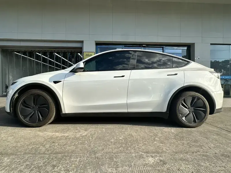 2025 Tesla Model Y с пробегом 7 000 км