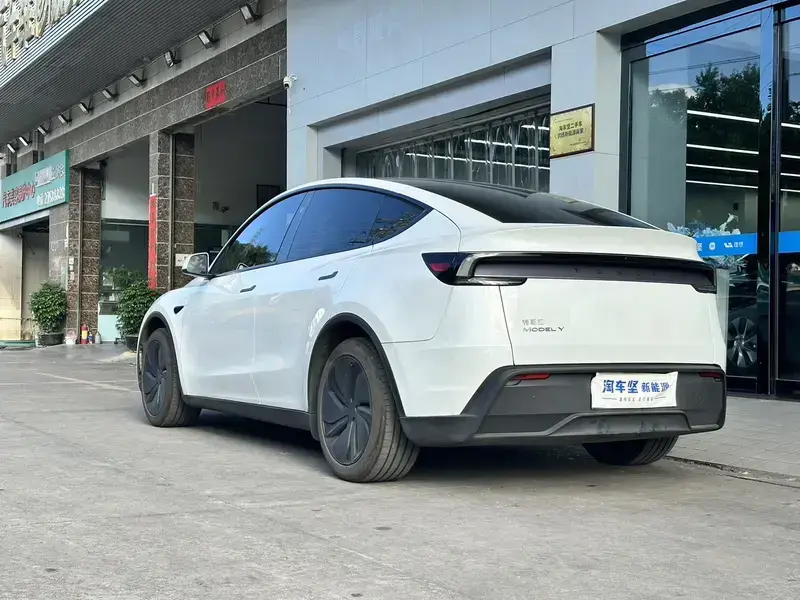 2025 Tesla Model Y с пробегом 7 000 км