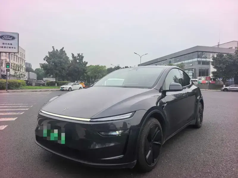 2025 Tesla Model Y с пробегом 61 000 км