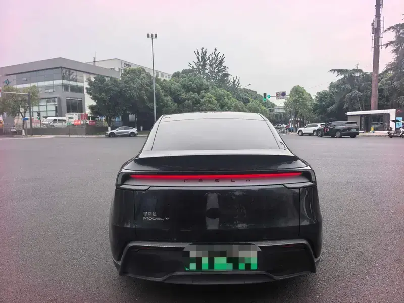 2025 Tesla Model Y с пробегом 61 000 км