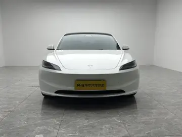 2025 Tesla Model 3 с пробегом 11 400 км