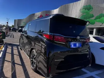 2025 Toyota Alphard с пробегом 1 000 км