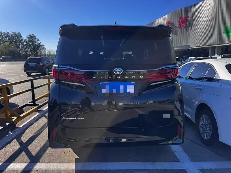 2025 Toyota Alphard с пробегом 1 000 км