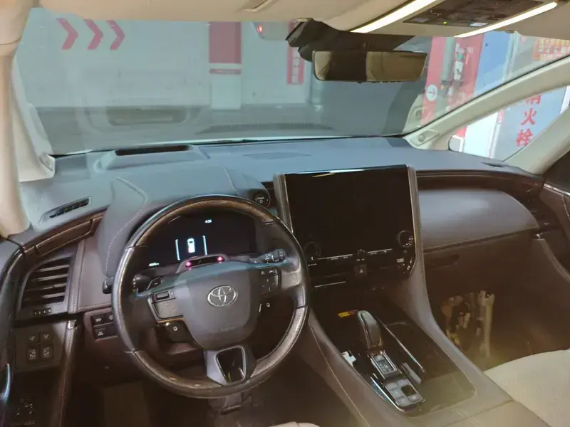 2023 Toyota Alphard с пробегом 62 000 км