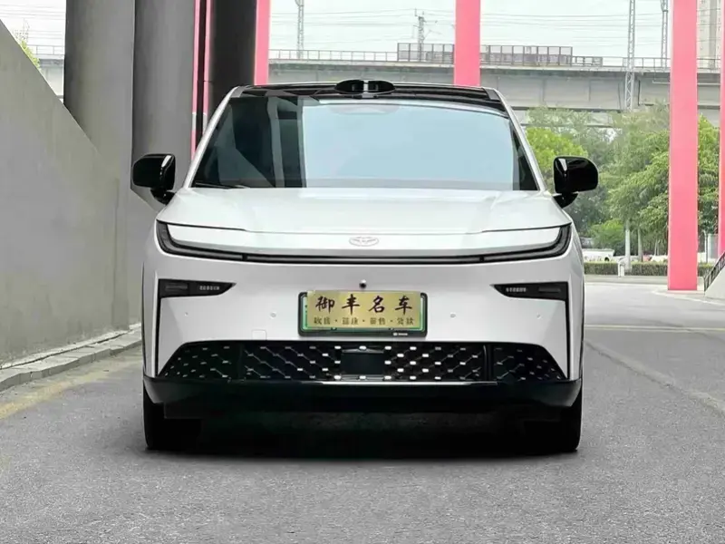 2025 Toyota bZ3X с пробегом 500 км