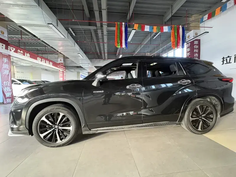 2023 Toyota Crown Kluger с пробегом 42 000 км