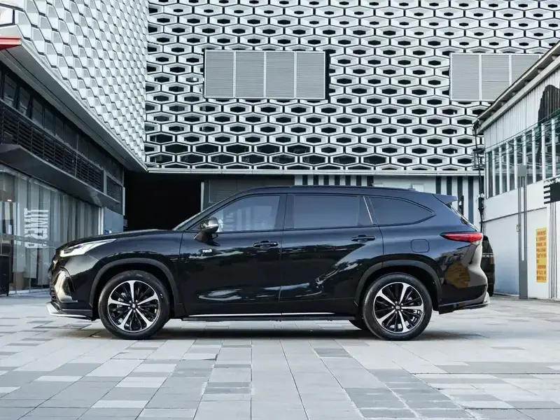 2021 Toyota Crown Kluger с пробегом 28 000 км