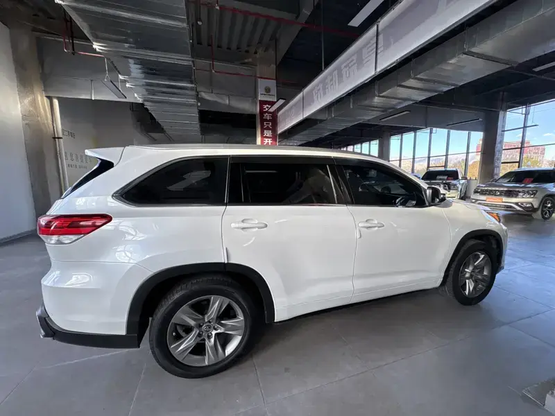 2021 Toyota Highlander с пробегом 52 000 км