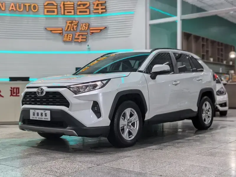 2024 Toyota RAV4 с пробегом 11 000 км