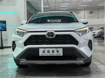 2024 Toyota RAV4 с пробегом 11 000 км