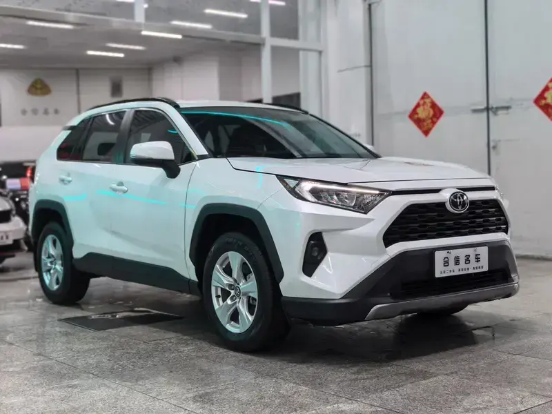 2024 Toyota RAV4 с пробегом 11 000 км