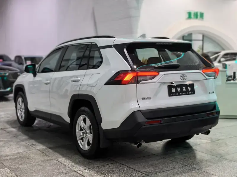 2024 Toyota RAV4 с пробегом 11 000 км