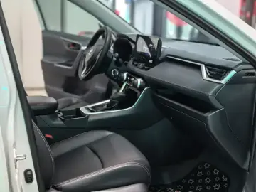 2024 Toyota RAV4 с пробегом 11 000 км