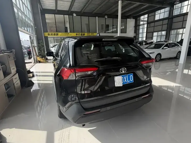 2023 Toyota RAV4 с пробегом 90 000 км