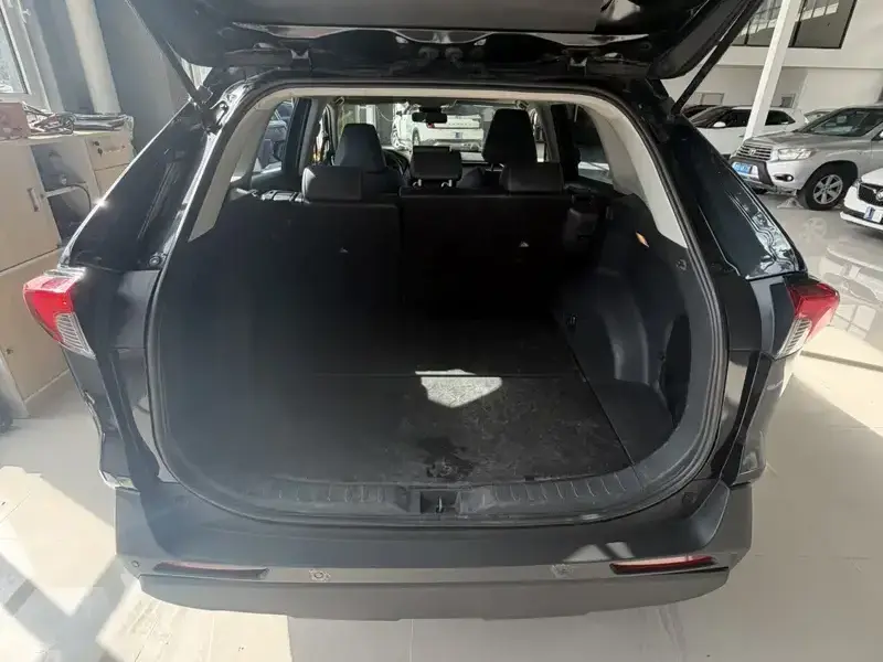 2023 Toyota RAV4 с пробегом 90 000 км