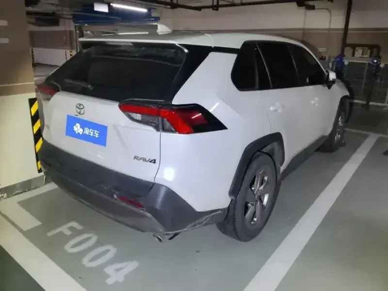 2022 Toyota RAV4 с пробегом 33 000 км