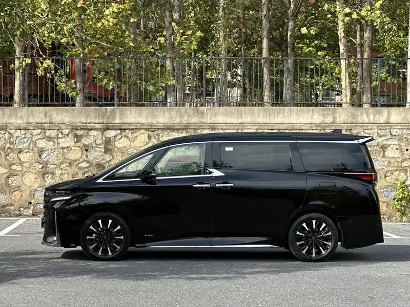 2023 Toyota Vellfire с пробегом 69 000 км
