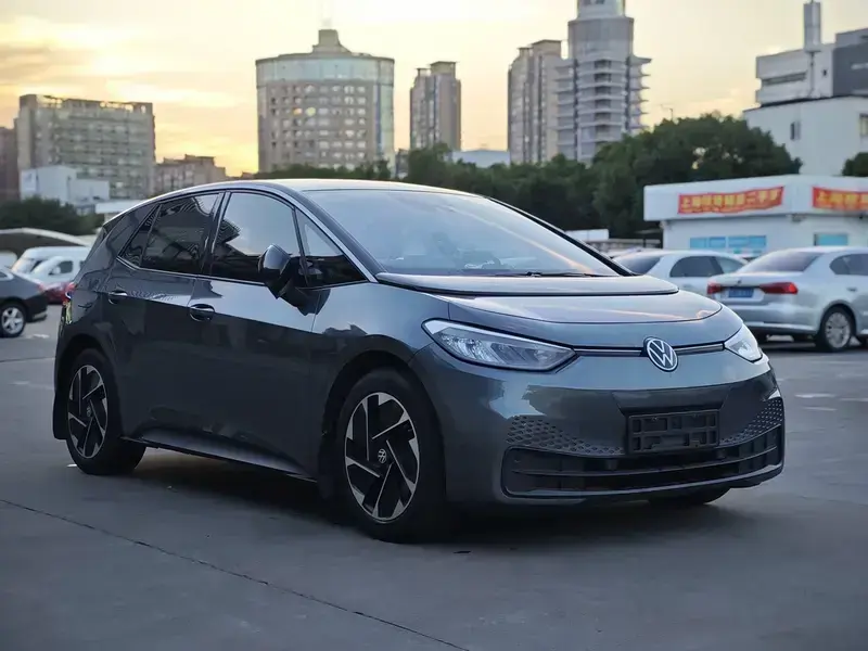 2025 Volkswagen ID.3 с пробегом 14 000 км