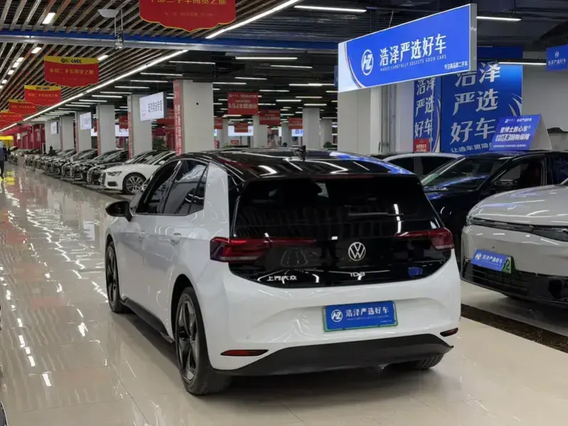 2025 Volkswagen ID.3 с пробегом 24 000 км