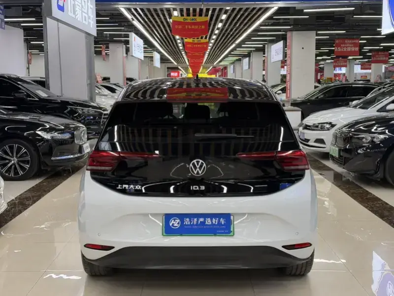 2025 Volkswagen ID.3 с пробегом 24 000 км