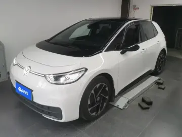2025 Volkswagen ID.3 с пробегом 33 000 км