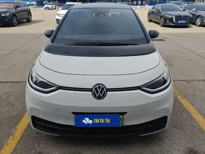2025 Volkswagen ID.3 с пробегом 33 000 км