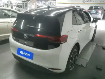 2025 Volkswagen ID.3 с пробегом 33 000 км