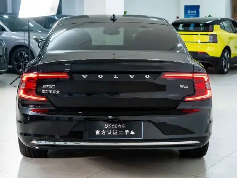 2025 Volvo S90 с пробегом 11 500 км