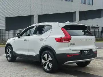 2023 Volvo XC40 с пробегом 37 900 км