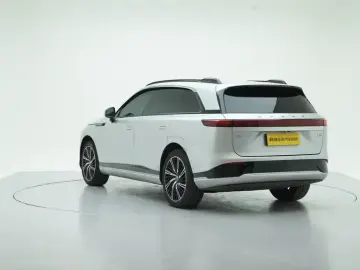 2024 Xpeng G9 с пробегом 25 800 км