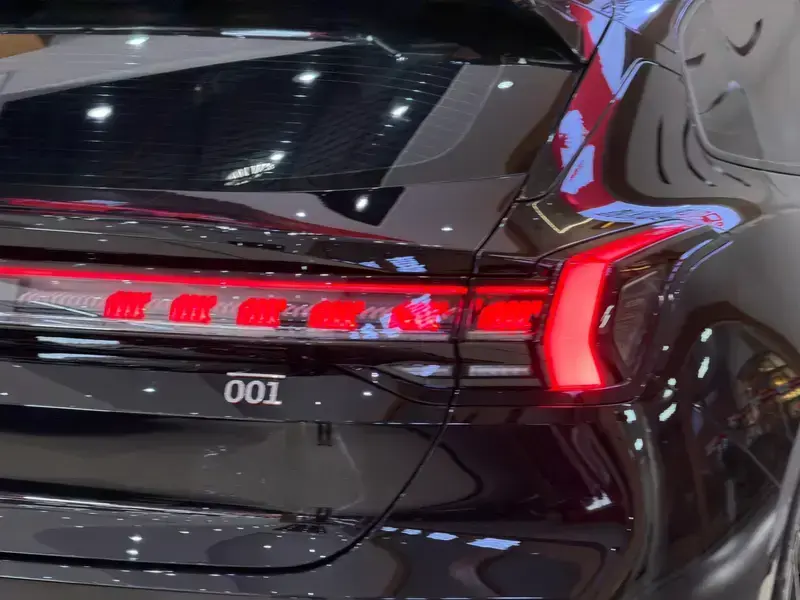 2025 Zeekr 001 с пробегом 18 000 км