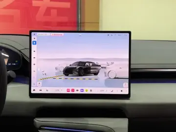 2025 Zeekr 001 с пробегом 18 000 км