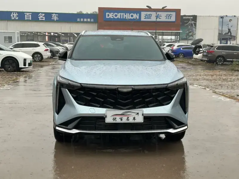 2023 Geely Atlas Pro с пробегом 8 000 км