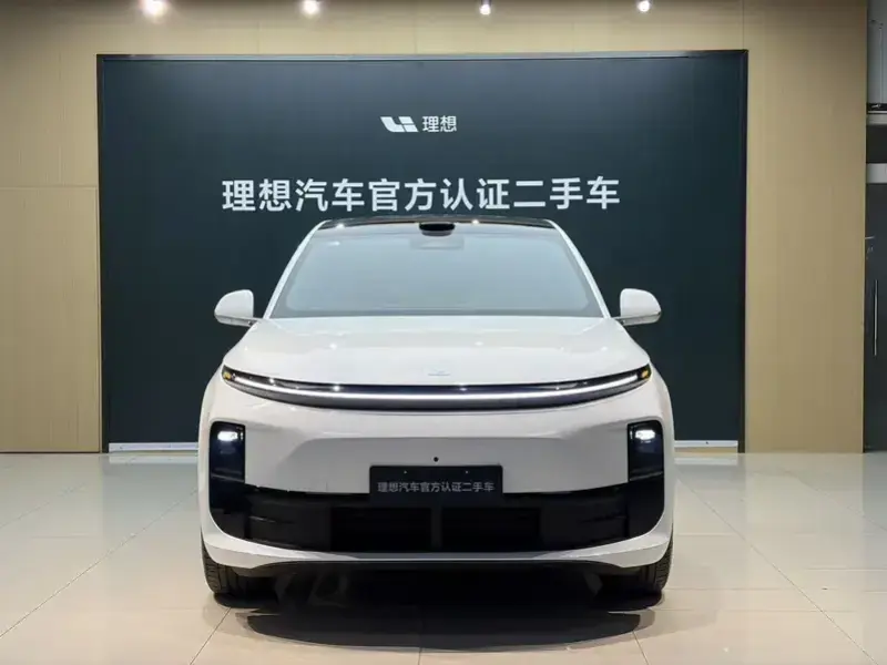 2025 Li Auto (Lixiang) L6 с пробегом 12 400 км