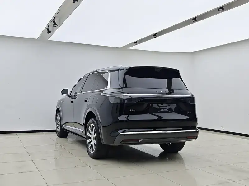 2025 Aito M8 с пробегом 14 000 км