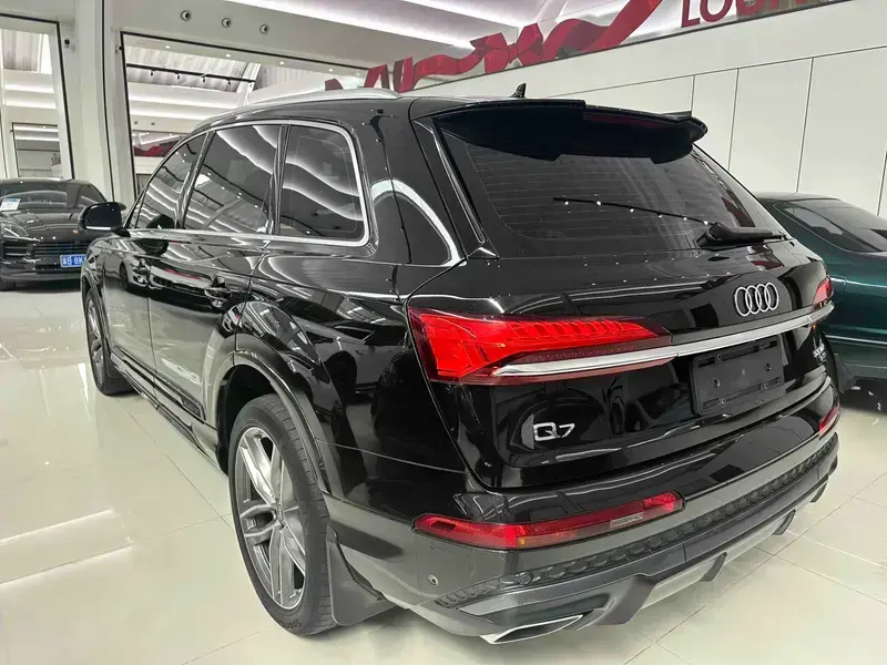 2025 Audi Q7 с пробегом 16 500 км